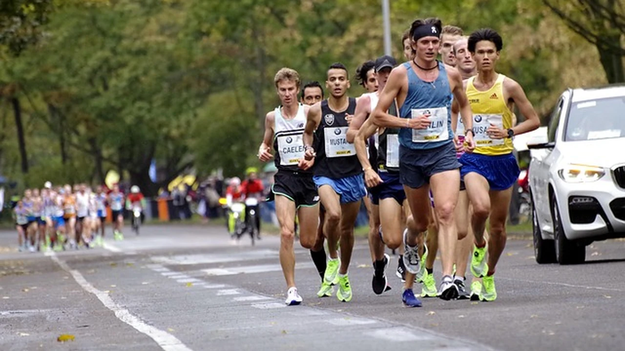 3. Make Running Social, Even If You’re an Introvert supporting running article image