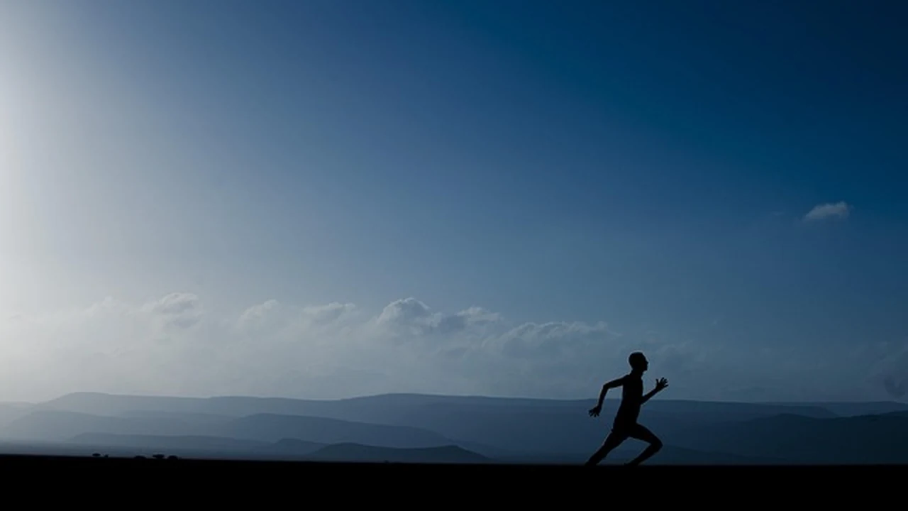 Managing Side Stitches and Rib Pain While Running supporting running article image