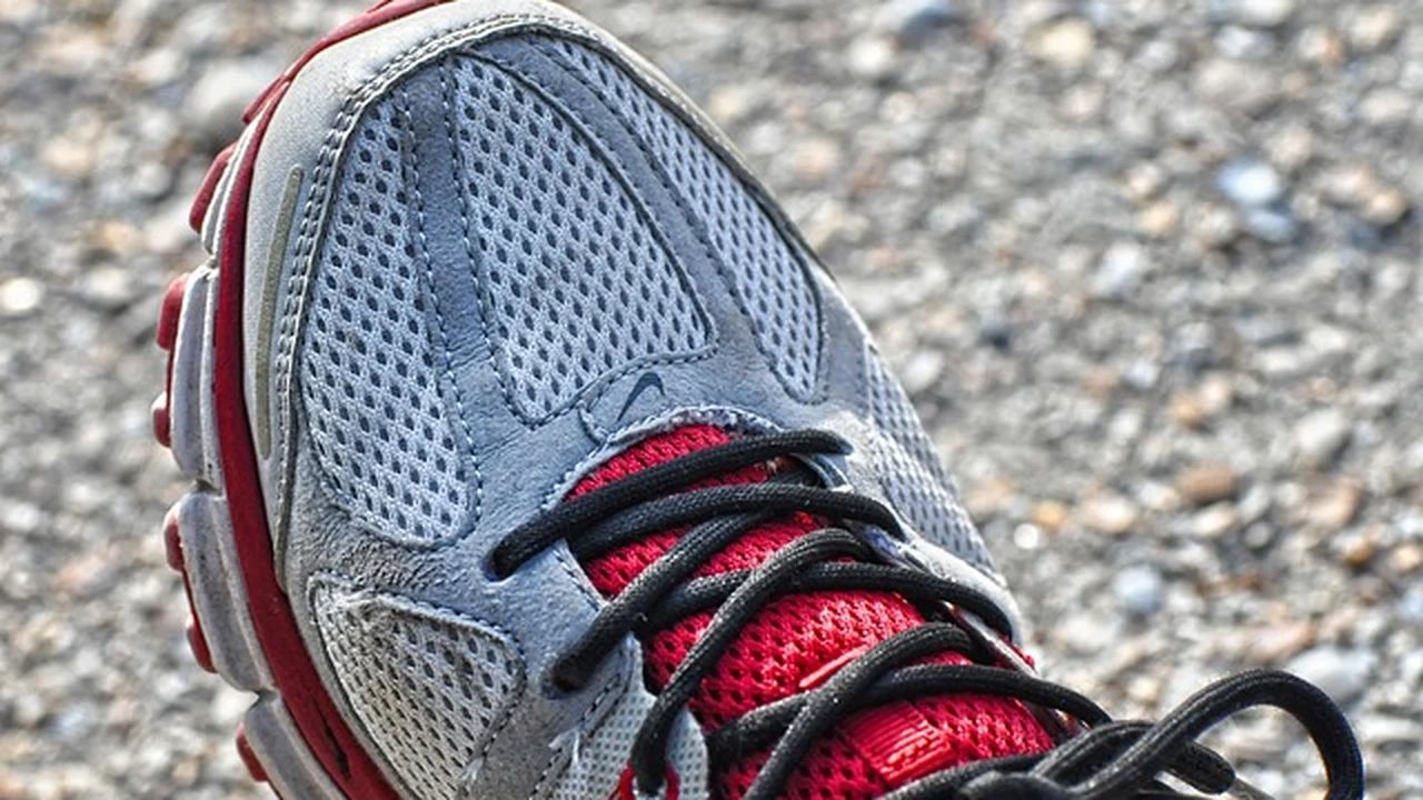 Practical Hydration Strategies for Everyday Training and Races supporting running article image