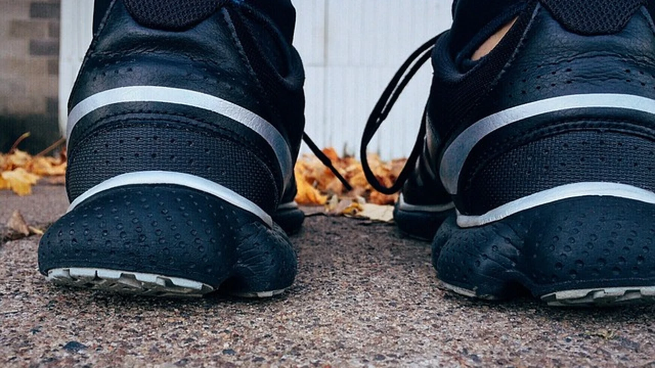 Designing a Polarized Training Week for Runners supporting running article image